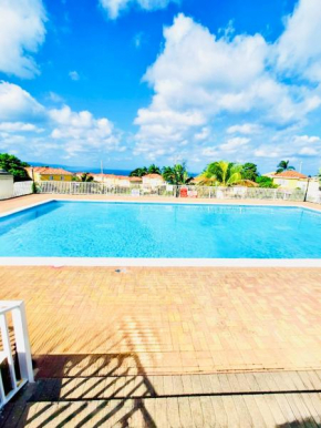 House with pool, shops, 3mins from Montego Bay Airport and near Beach Strip